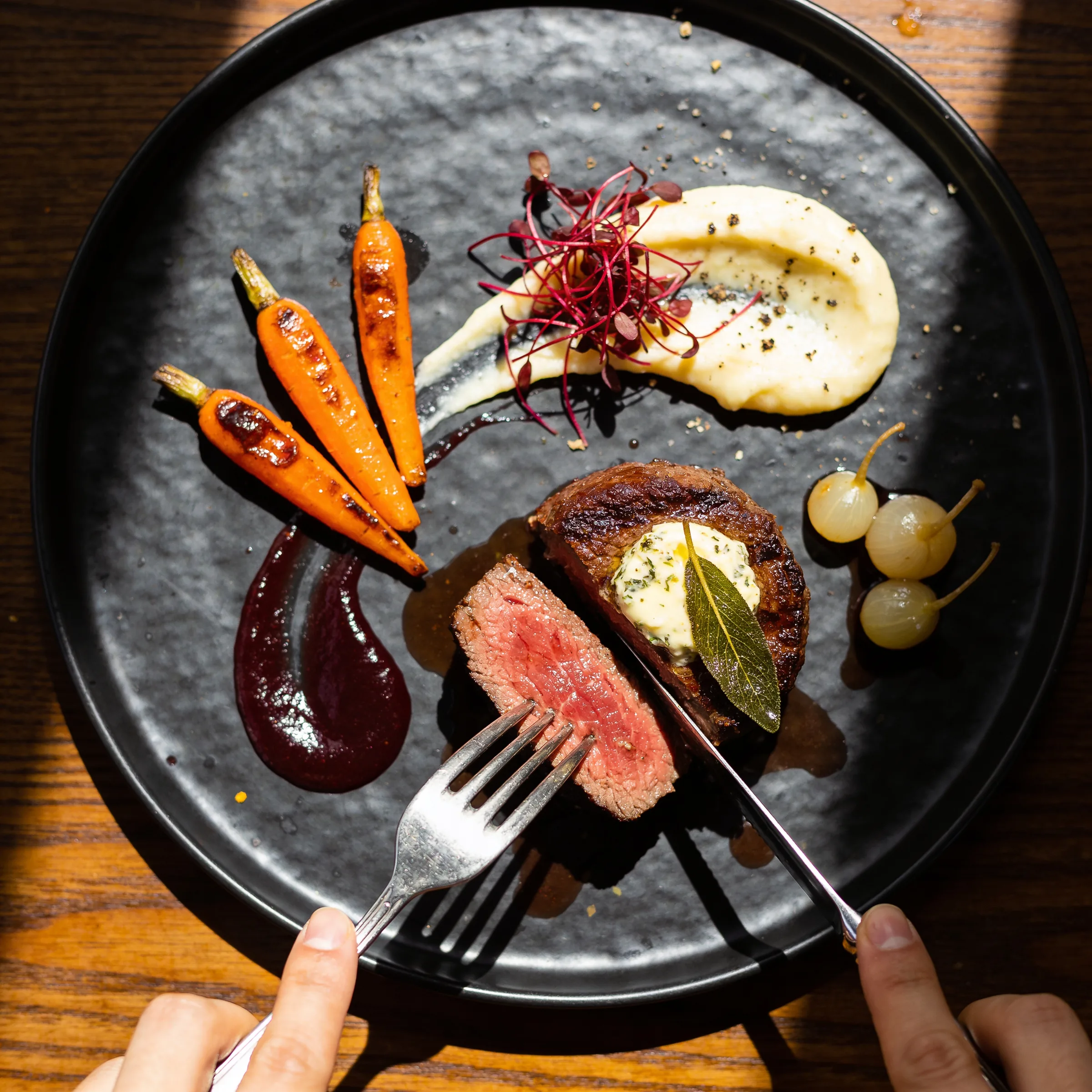 Filet Mignon mit Karotten und Wein-Jus