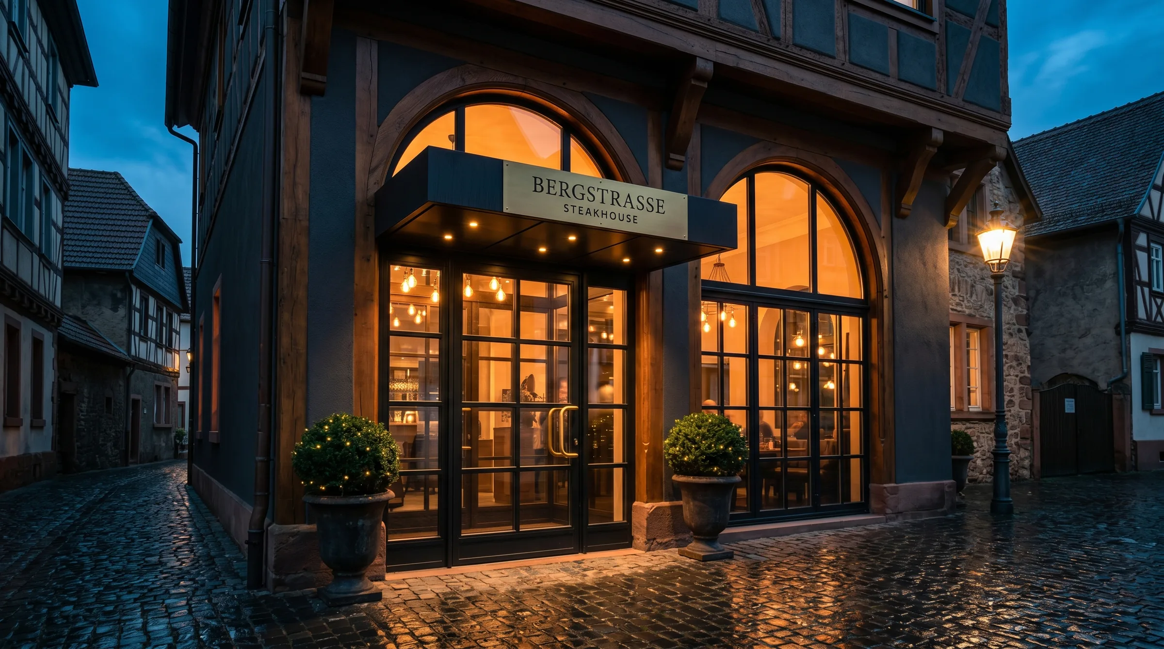 Außenansicht des Restaurants in der Blue Hour mit beleuchteten Fenstern